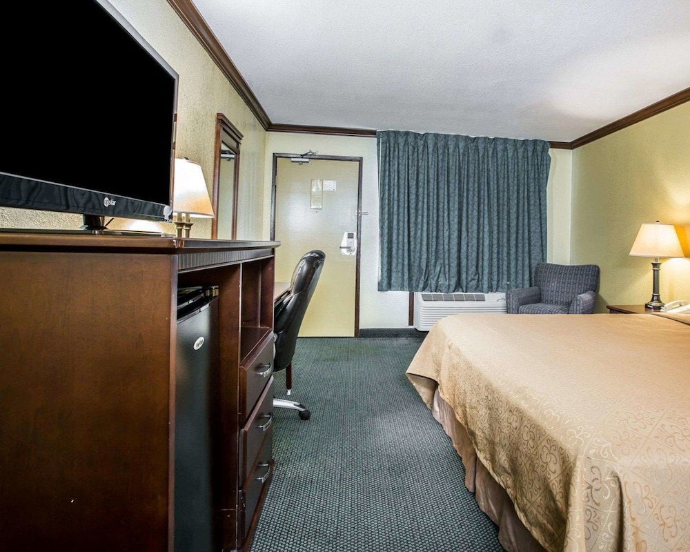 Standard Room, 1 King Bed, Non Smoking - Photo 6