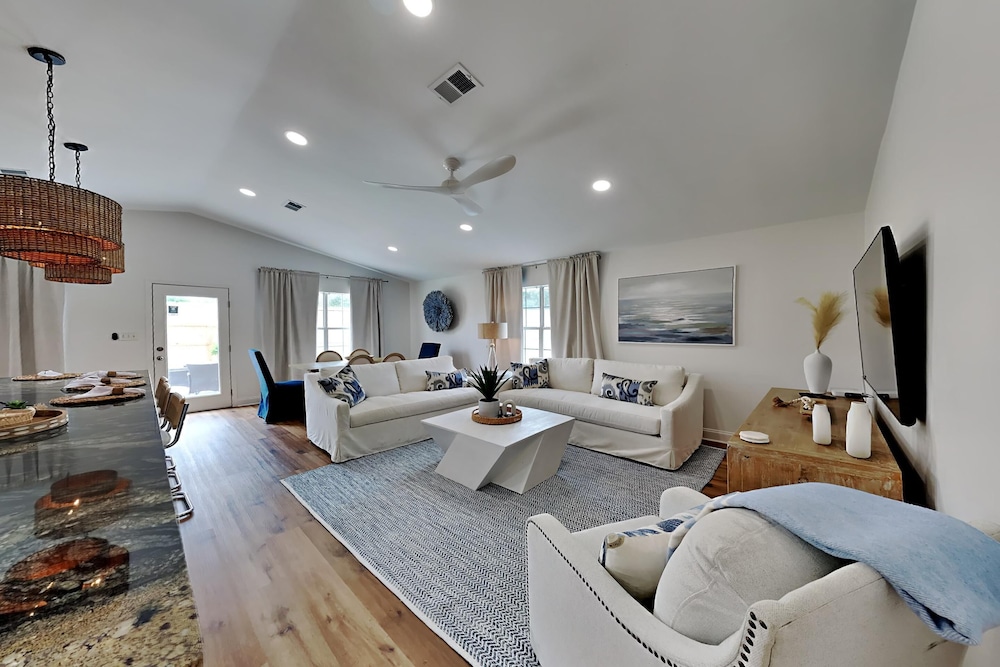House, Multiple Beds, Pool Access, Pool View photo 1