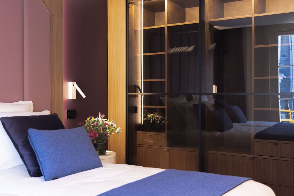 Suite, Ensuite photo 1