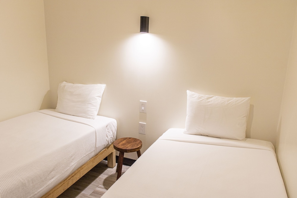 Economy Interior Two Single Beds - Photo 4