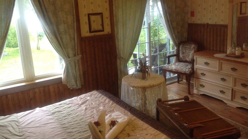 #9 Suite, 1 King Bed, Jetted Tub, Terrace (Diamond) photo 1