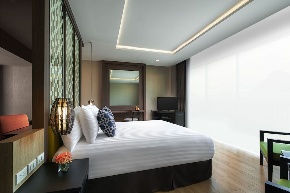 Deluxe Room, 1 King Bed, City View