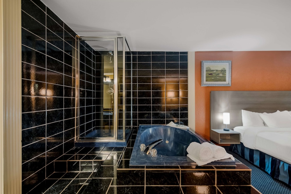 Honeymoon Suite, 1 King Bed, Non Smoking, Jetted Tub - Photo 3