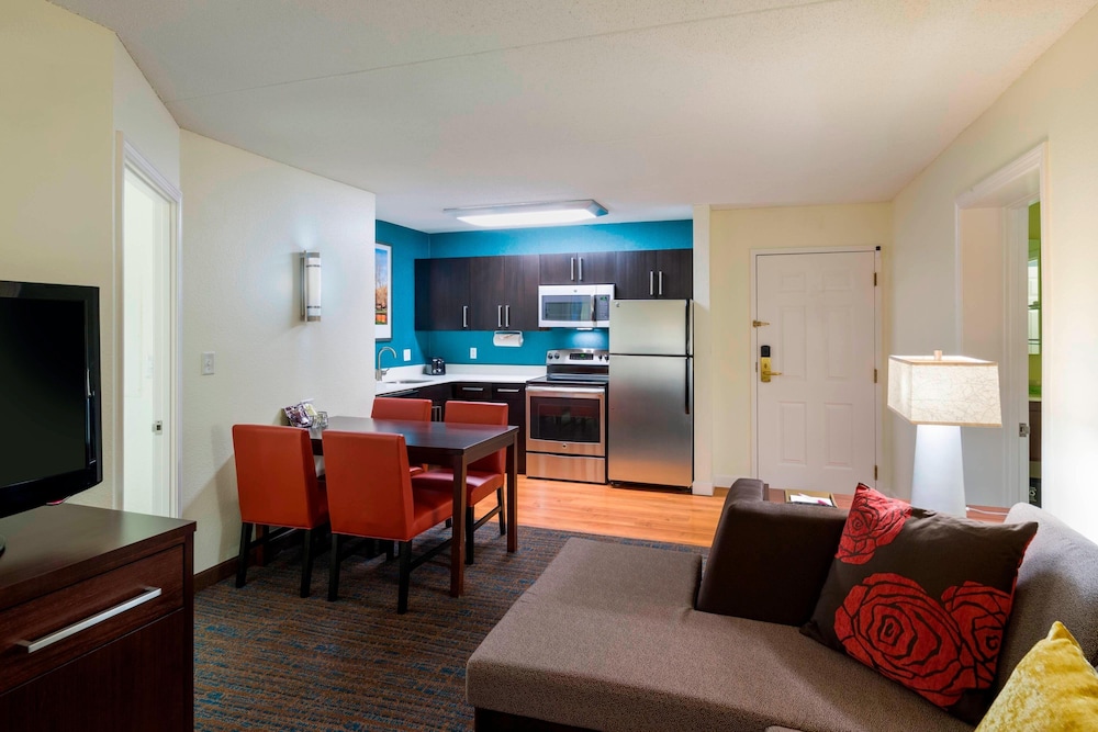 Suite, 2 Bedrooms, Fireplace, Corner - Photo 2