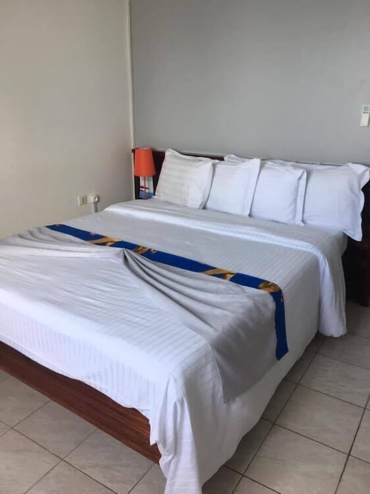 Executive Room, 1 Queen Bed, Terrace, Partial Sea View