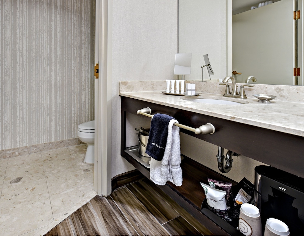Accessible King Room - Photo 5
