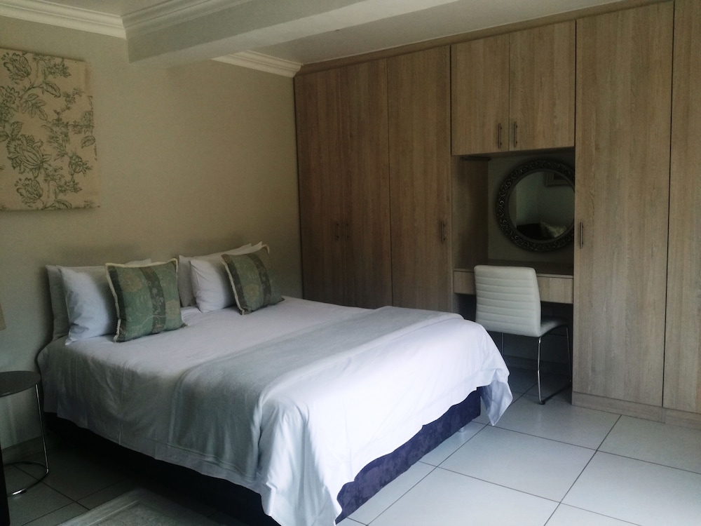 Studio Apartment, 1 Bedroom photo 2