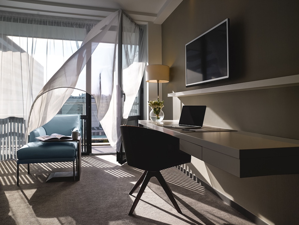 Classic Room, 1 King Bed, Balcony, Garden View thumbnail 5