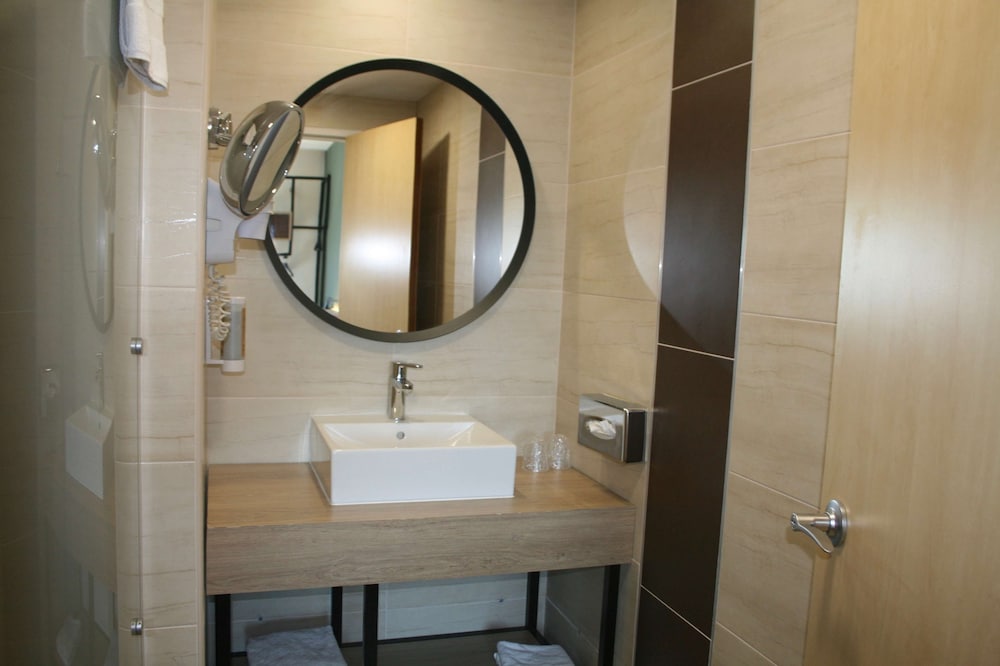 Standard Room, 1 Double Bed - Photo 5