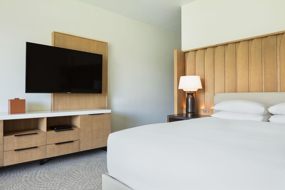 Room, 1 King Bed, Accessible, Resort View (Palace, Bathtub)