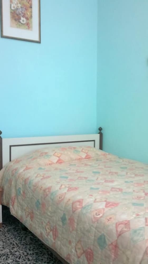 Basic Double Room Single Use, 1 Large Twin Bed, Shared Bathroom photo 3