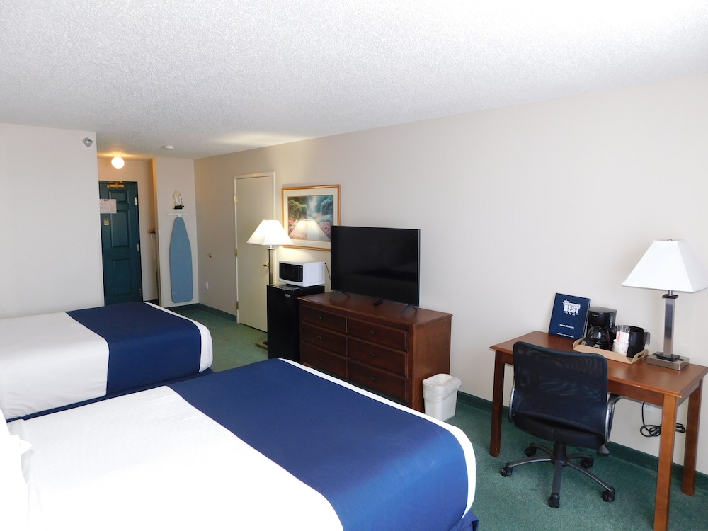 Double Queen Bed - Non-Smoking photo 2