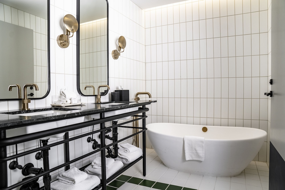 Suite, 1 King Bed (Woodlark Suite) thumbnail 6