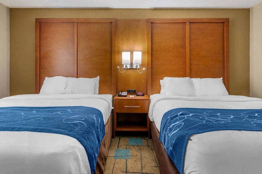 Suite, 2 Queen Beds, Non Smoking (Upgrade) - Photo 2