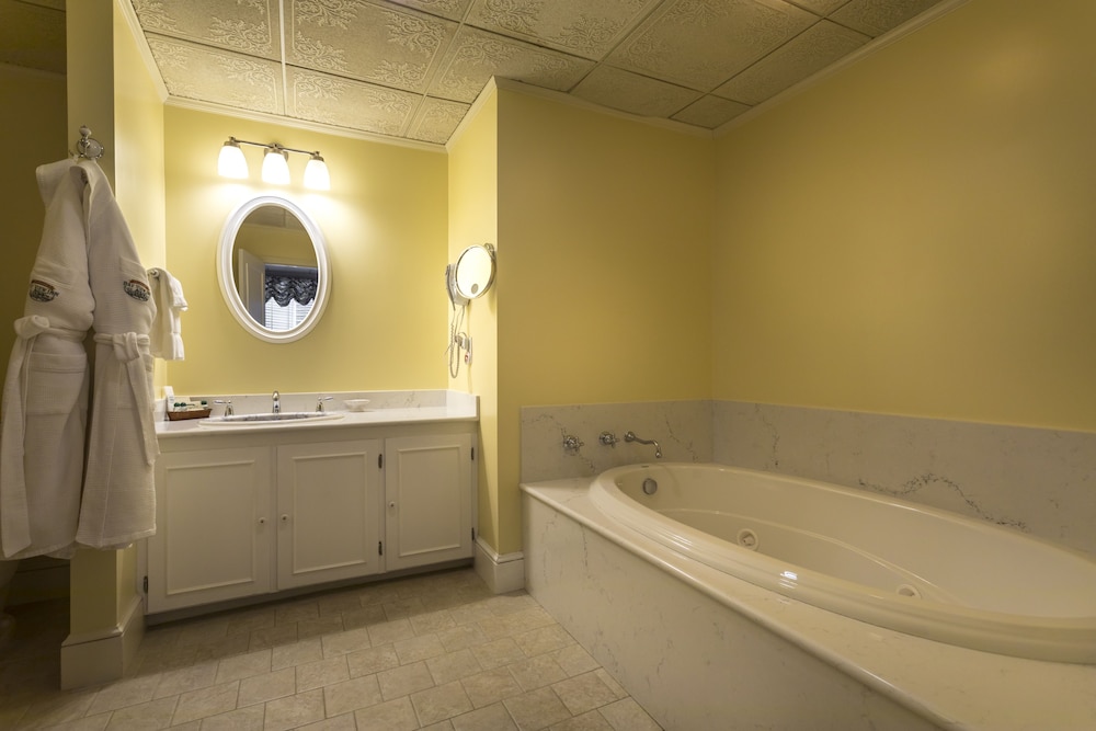 Aster King Suite, Jetted Tub, Bay View - Photo 2