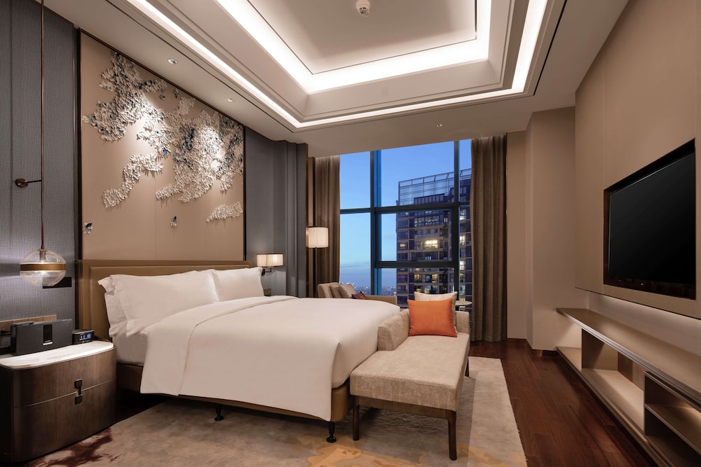 Deluxe Suite, 1 King Bed - Photo 1