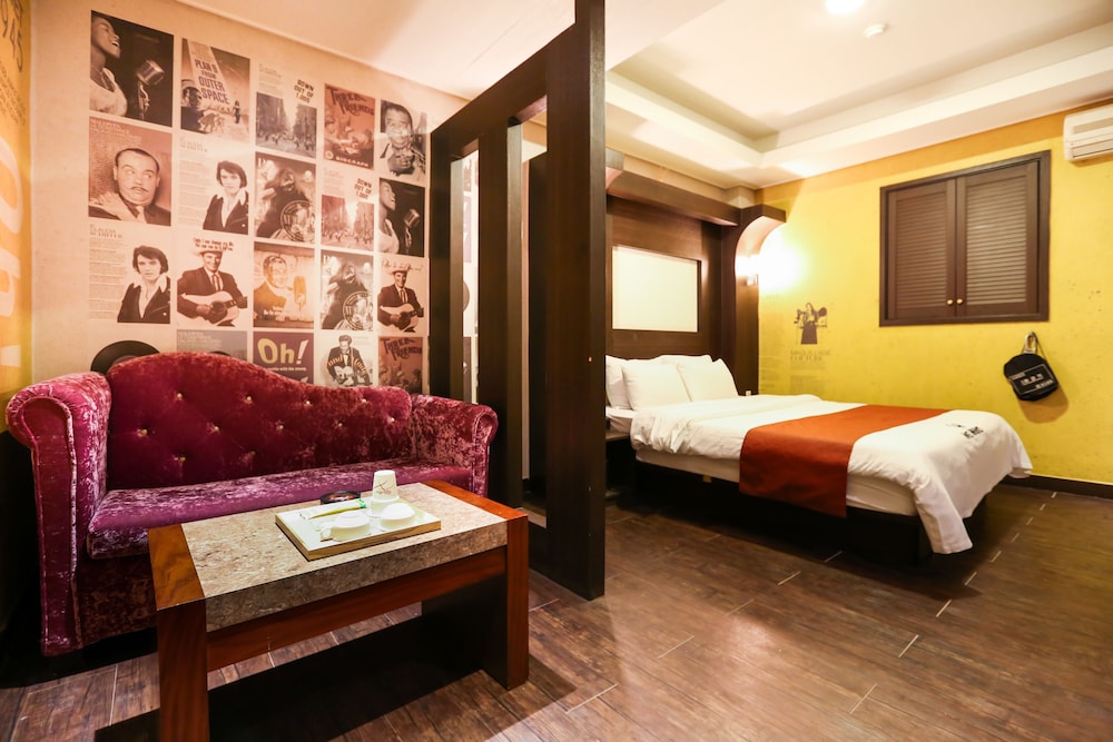 Deluxe Room (Check-in: Friday 10 PM/Saturday 11 PM)
