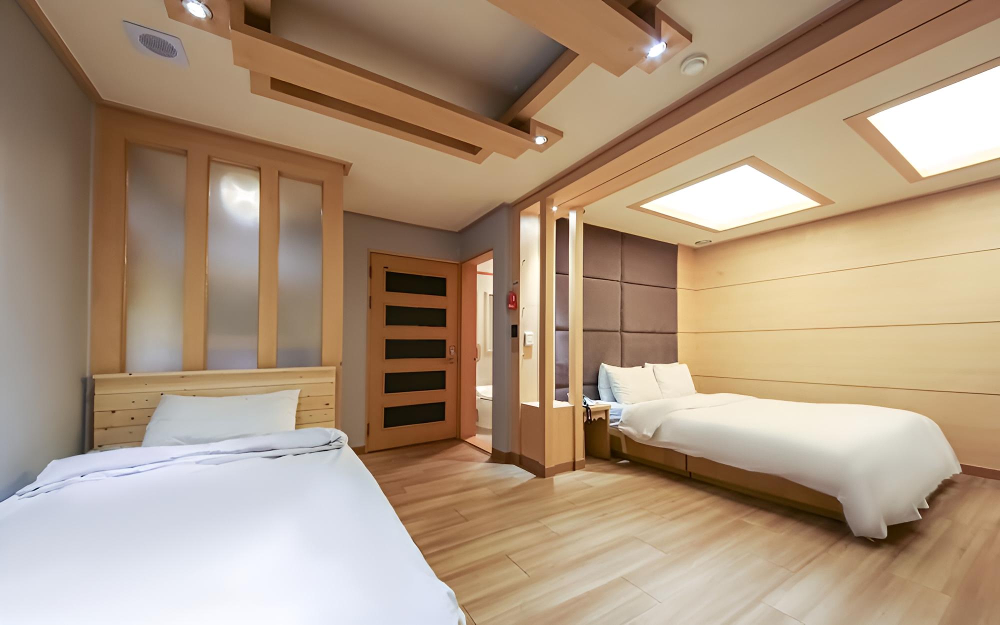 Room (Premium Twin (Double + Single Bed)) - Photo 3