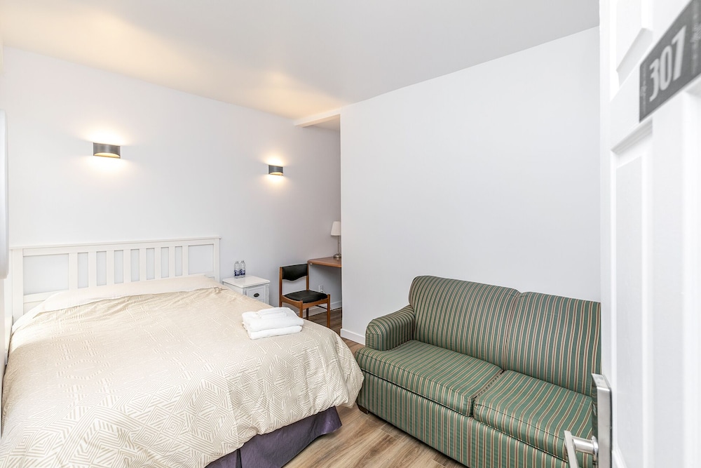 Economy Quadruple Room (307) photo 3