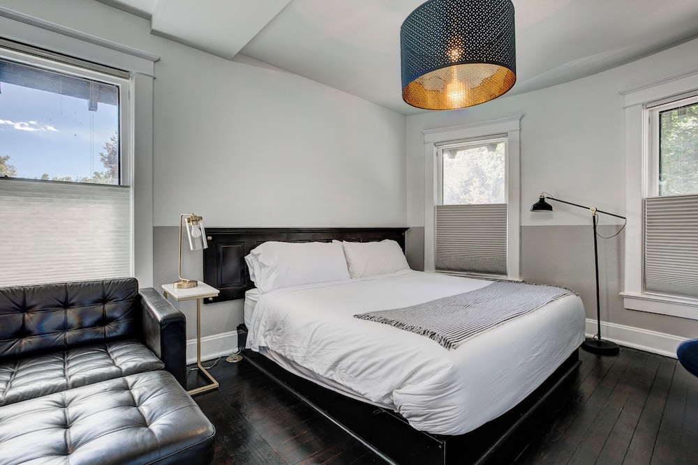 Room, 1 King Bed, Refrigerator, Corner