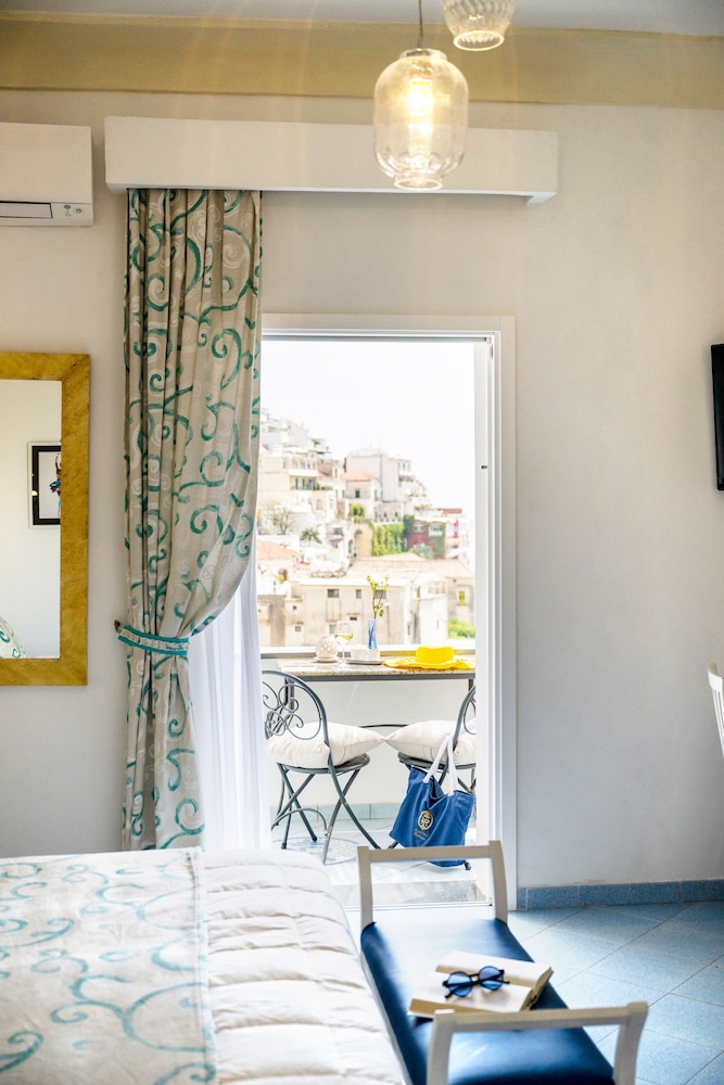 Standard Double Room - Photo 9