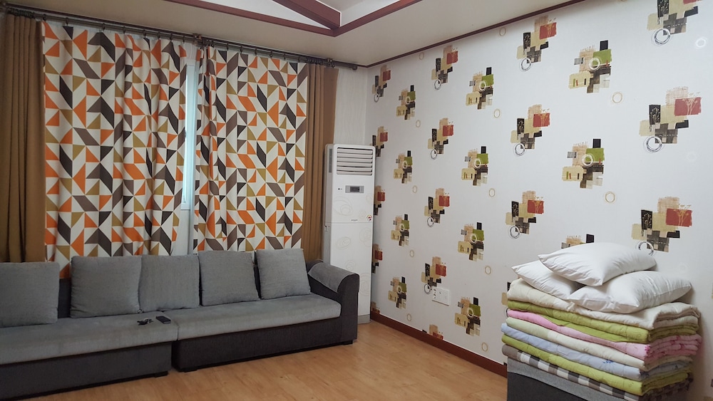 House (B) photo 2