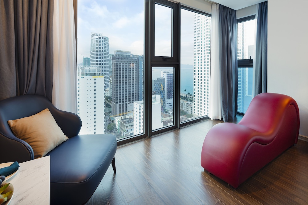 Signature Room, Bathtub, Partial Ocean View - Photo 6