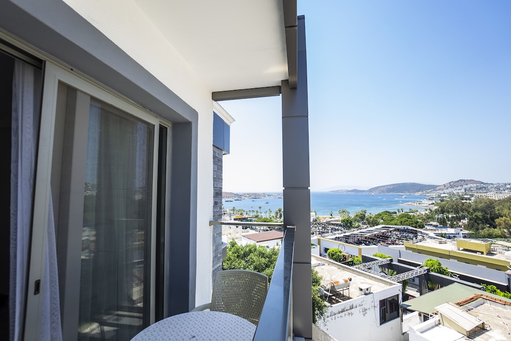 Basic Studio, Sea View