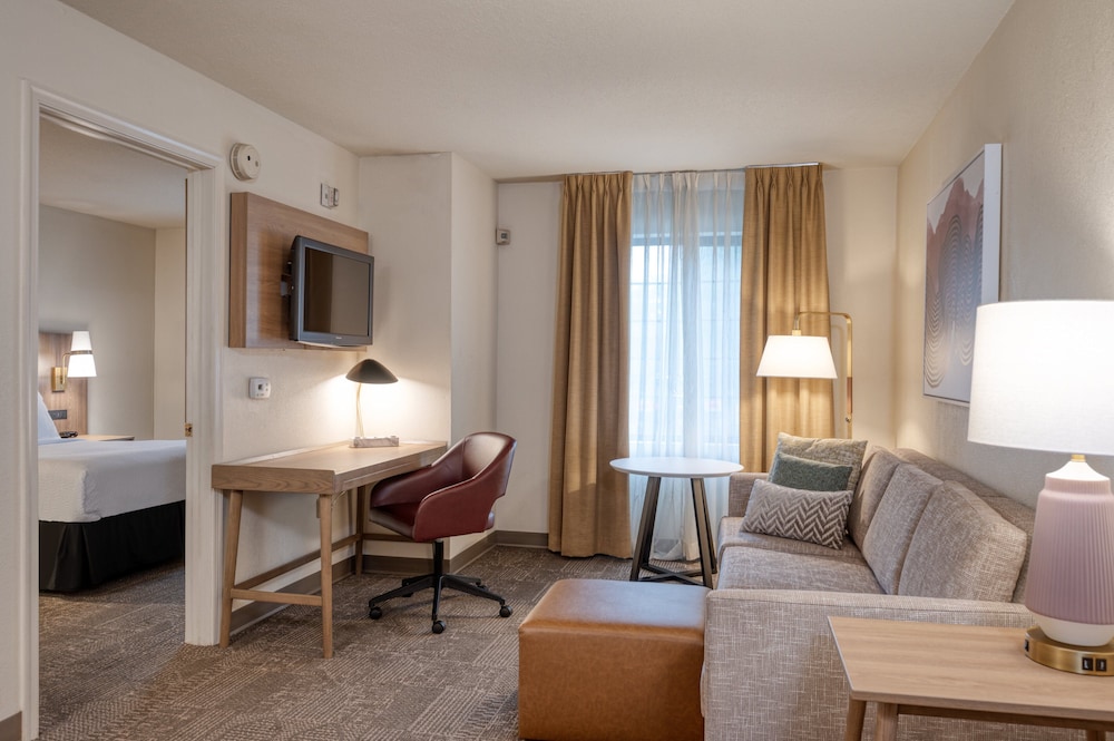 Suite, 1 Queen Bed, Roll-in Shower (Comm Access) - Photo 3