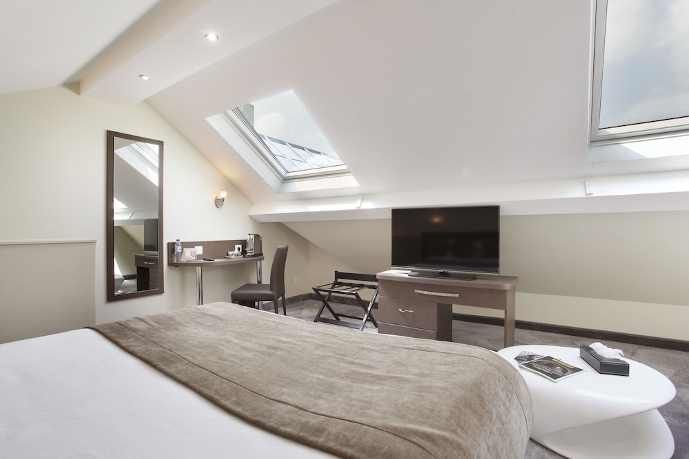 Junior Suite, 1 Queen Bed, Non Smoking (with Single Sofabed)