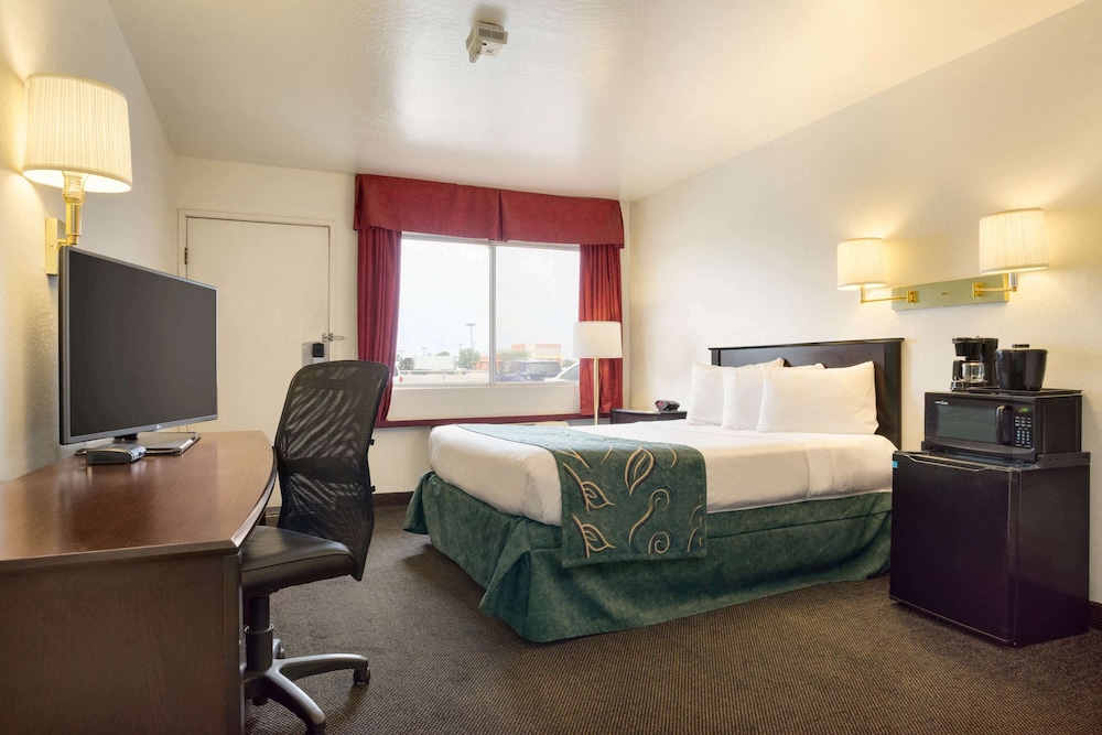 Room, 1 Double Bed, Accessible, Non Smoking - Photo 1