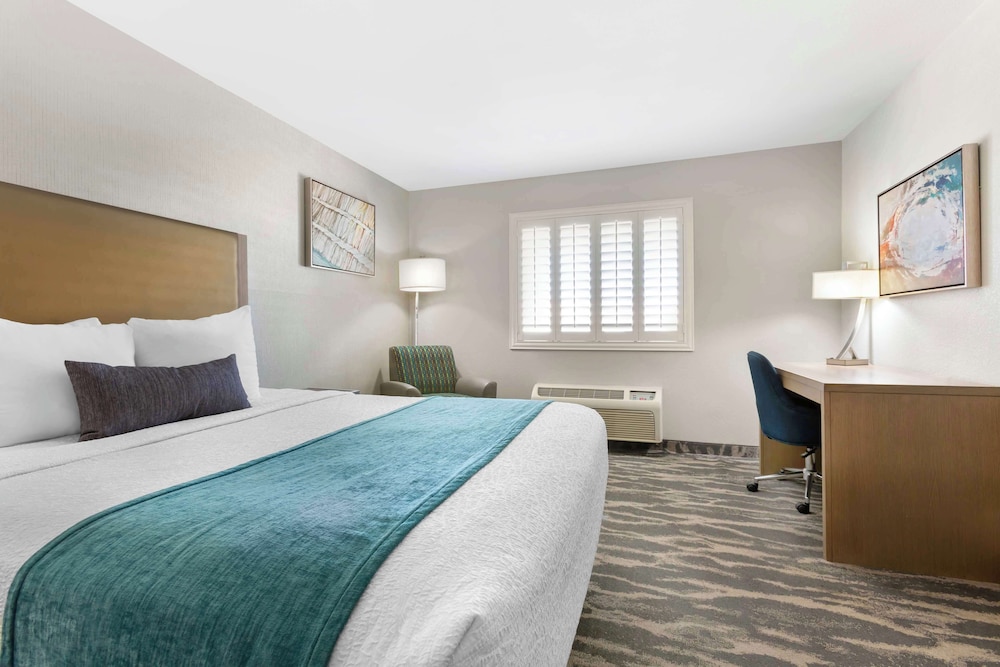 Standard Room, 2 Queen Beds, Non Smoking, Refrigerator & Microwave - Photo 3