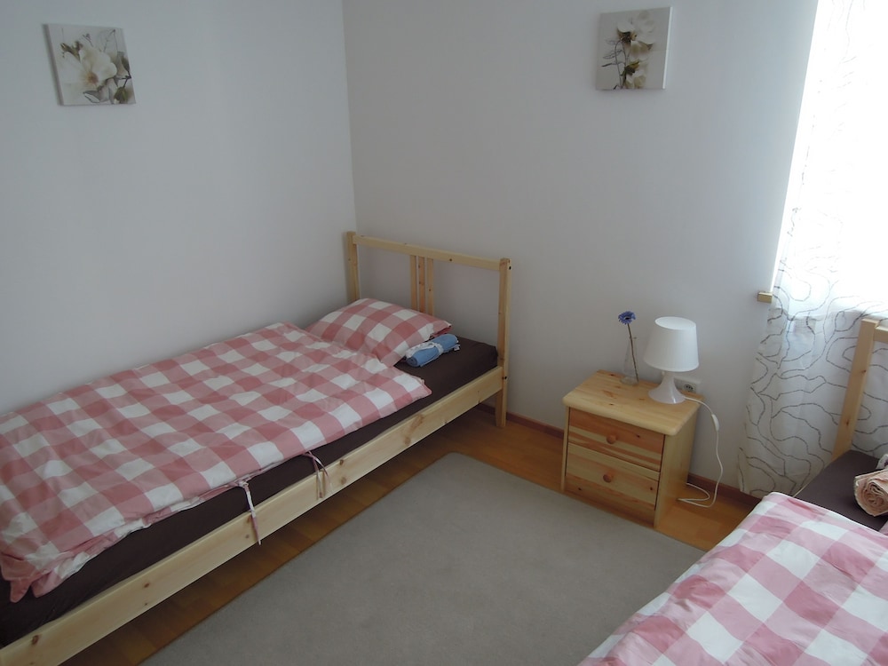 Basic Double or Twin Room, Shared Bathroom photo 2