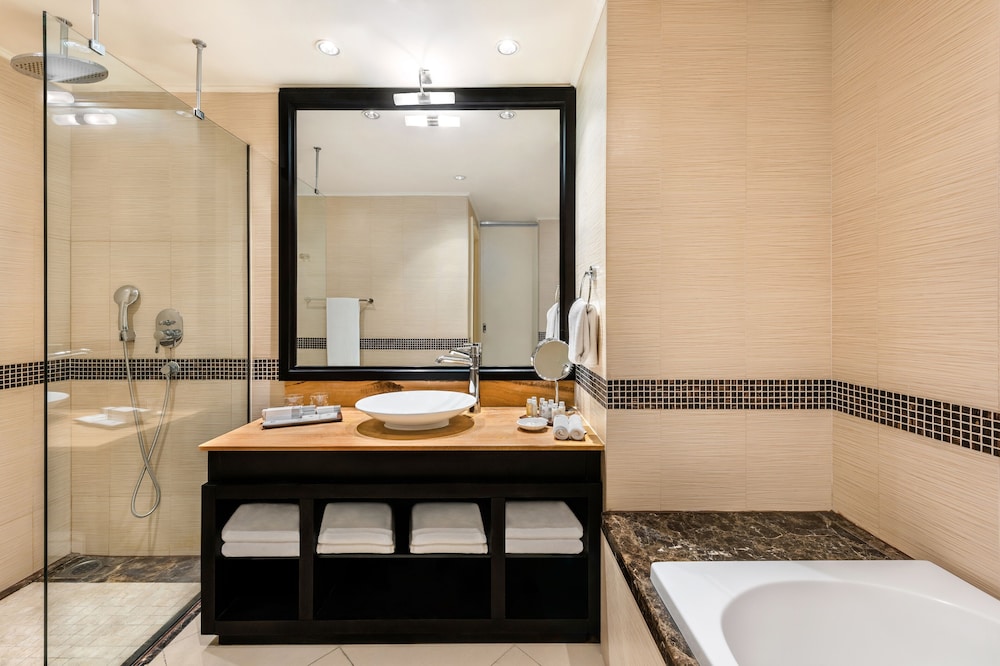 One Bedroom Apartment with Free Shuttle to Beach - Photo 5