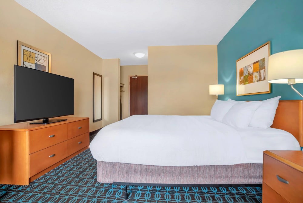 Standard Room, 1 King Bed, Non Smoking - Photo 3
