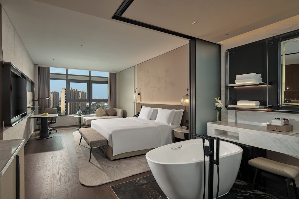 Premium Room, 1 King Bed photo 1