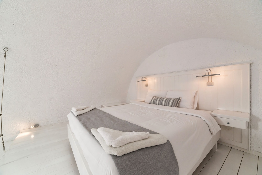 Artemis Suite (Caldera & Sunset View)