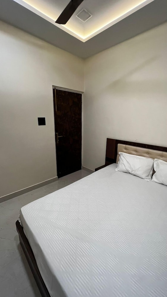 Deluxe Room - Photo 6