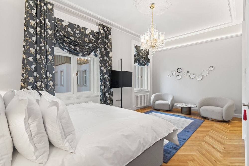 Premium Courtyard Suite