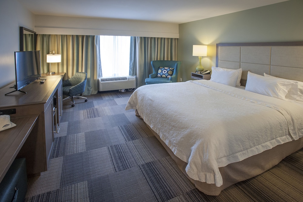 King bed with accessible tub - Photo 2