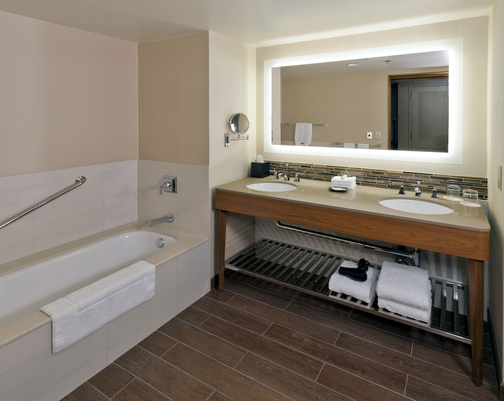 Deluxe Room, 2 Queen Beds, Golf View - Photo 7