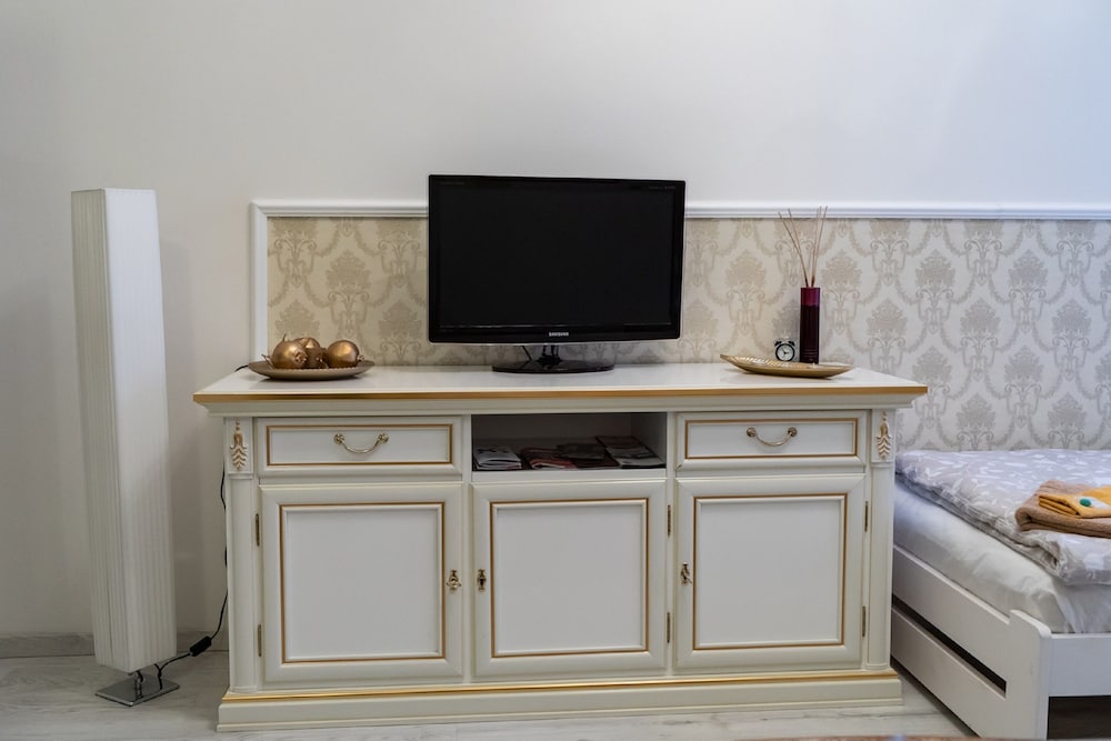 Romantic Studio, Multiple Beds, Kitchenette, Courtyard Area thumbnail 5