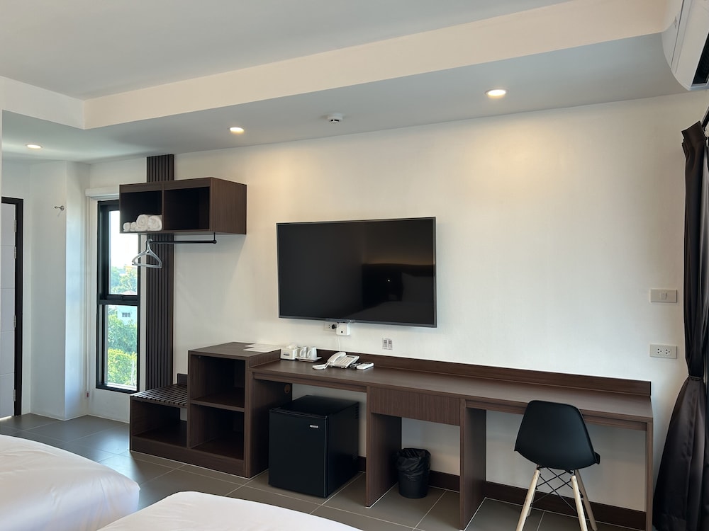 Room, Multiple Beds, Non Smoking - Photo 6
