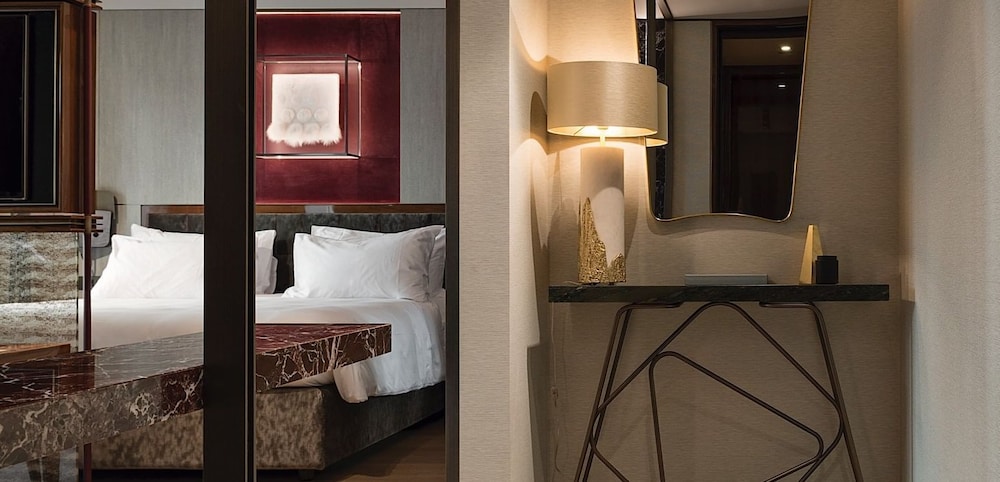Deluxe Suite 4