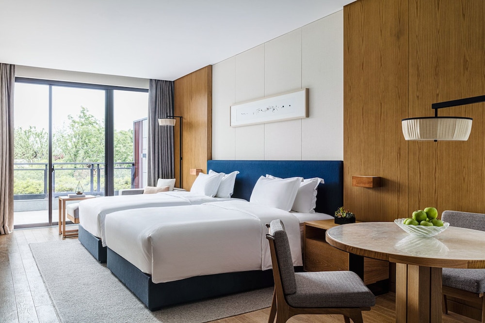 Premier Lake View Twin Bed Room - Photo 1