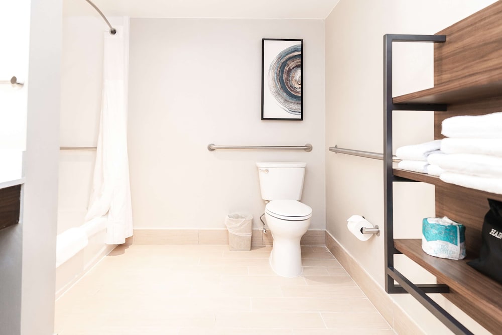 Room, 2 Queen Beds, Accessible, Bathtub (Mobility) - Photo 9