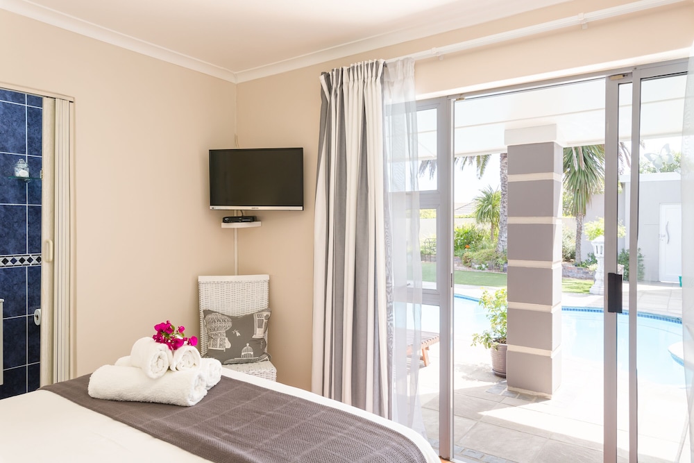 Standard Room, 1 Bedroom (Pool Facing Double) photo 1