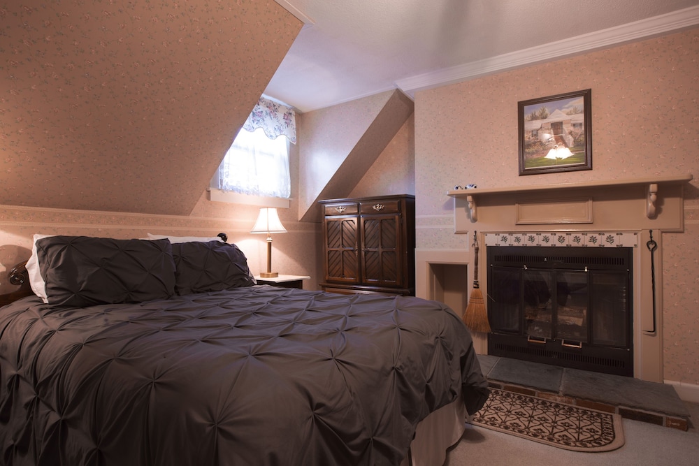 Deluxe Room, 1 Queen Bed, Fireplace, Mountainside photo 3