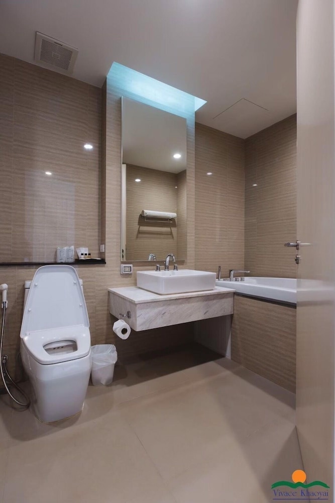 Deluxe Mountain King Bed (Bathtub) photo 3