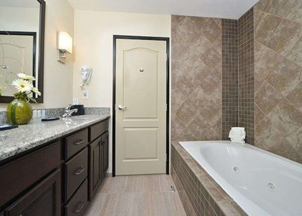 Suite, 1 King Bed with Sofa bed, Non Smoking, Jetted Tub photo 3